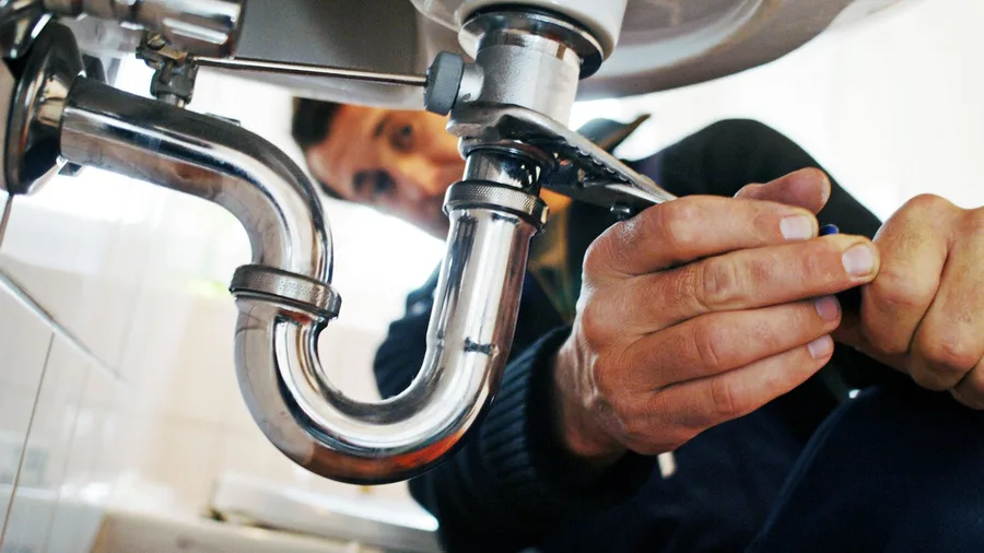 Lavabo gider bağlantısında çalışan tesisat ustası